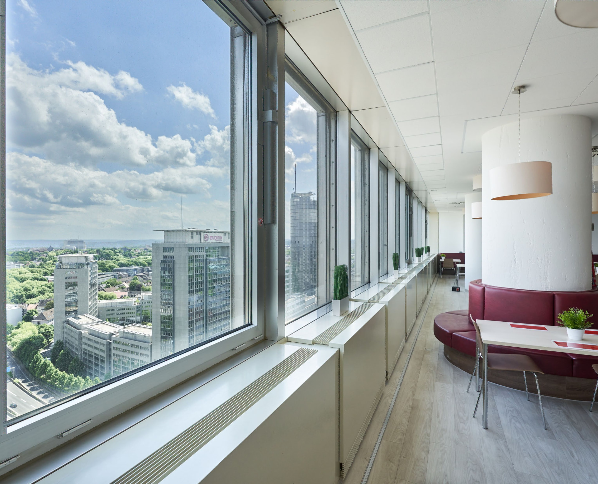 Ausblick aus einer Etage des CUBE Skyline Tower über Essen
